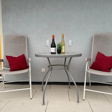 Mit Terrasse *